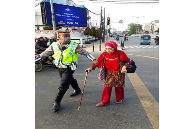 Adem! Polisi Ini Bantu...