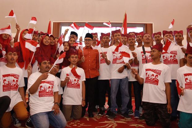 Bupati Anas Lepas Pelajar...