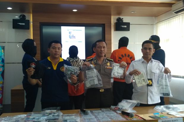 Polisi Tangkap Kelompok...