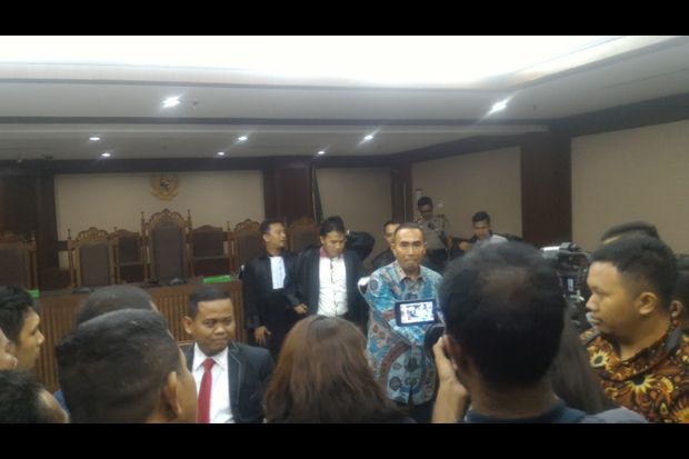 Hakim Izinkan Terdakwa...