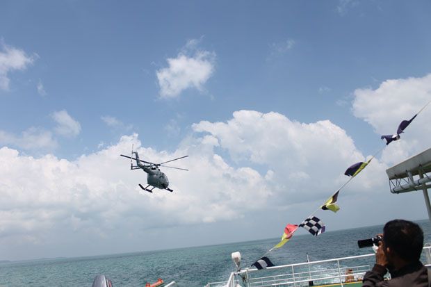 Helikopter TNI AL Pantau...