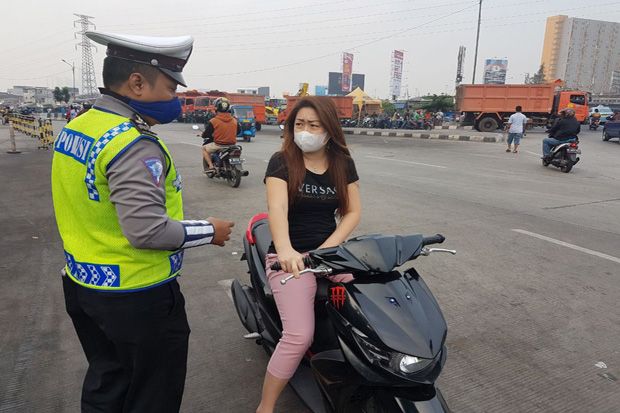 Pagi-pagi, Tiga Perempuan...