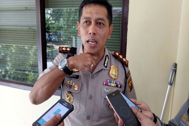 Polisi Kantongi Identitas...