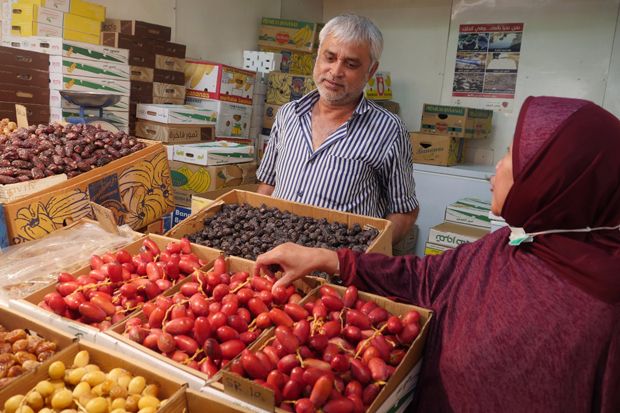 Melihat Hamparan Kurma...