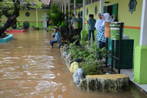 Hujan Dua Jam, Sekolah...
