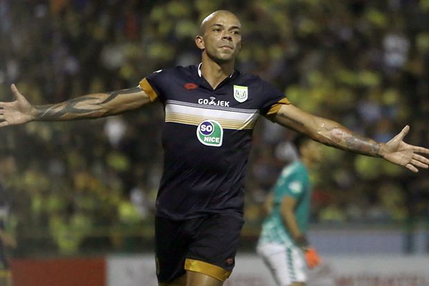 Tulang Kaki Retak, Striker...