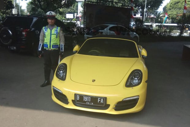 Kena Tilang, Mobil Porsche...
