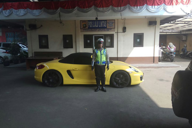 Kena Tilang, Mobil Porsche...