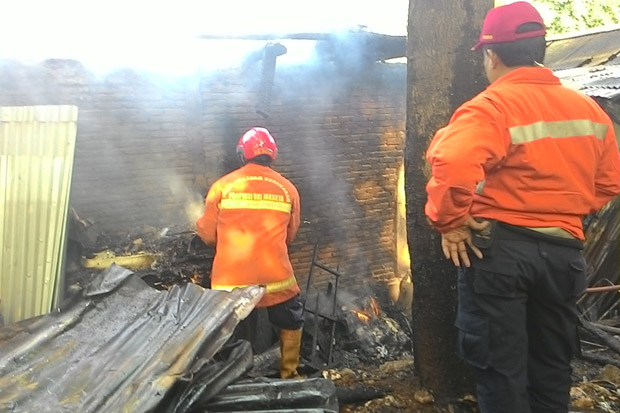 Lagi Bakar Sampah, Gedung...