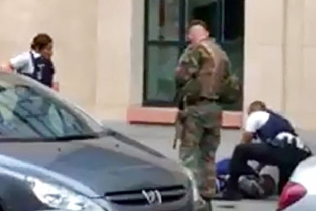 Tikam Tentara Belgia...