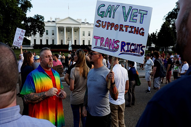 Trump Resmi Melarang...