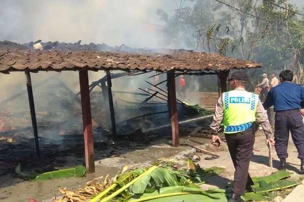 Api Mengamuk di Karangawen,...
