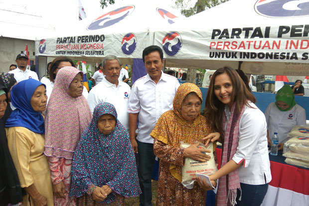 Bagikan Beras Gratis,...