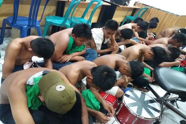 Rusuh, Puluhan Suporter...