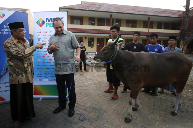 MNC Peduli Serahkan...