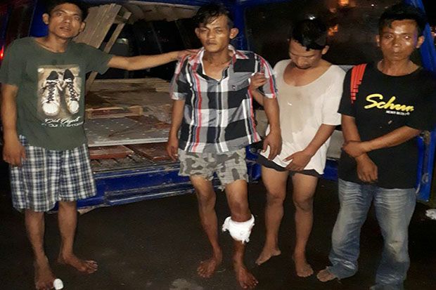 4 Pencuri Ratusan Keping...