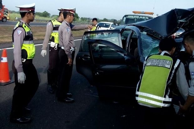 Xenia Tabrak Truk di...