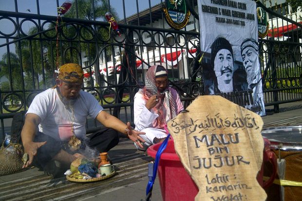 2 Seniman Ini Bawa Nisan...