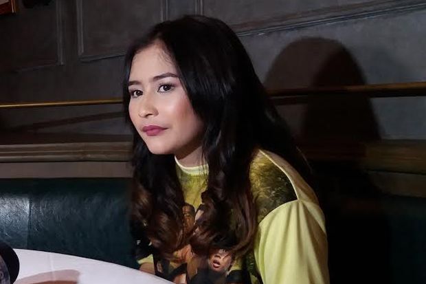 Prilly Latuconsina Senang...