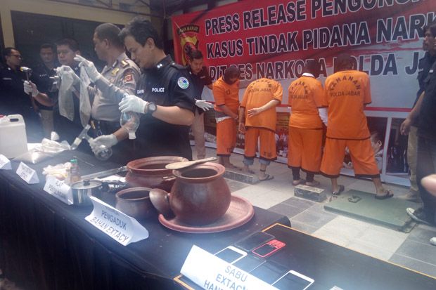 Polda Gerebek Home Industri...