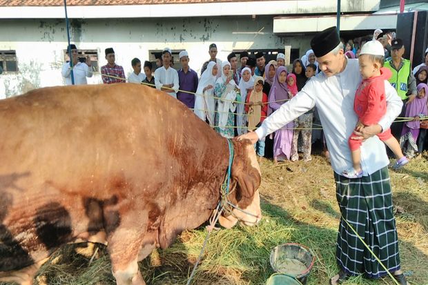 Gubernur Ganjar Serahkan...