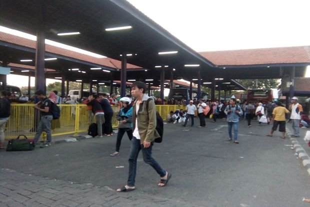Ribuan Penumpang Memadati...