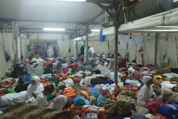 Jamaah Tidur Berdesakan...