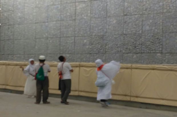 Dua Hari Prosesi Lempar...
