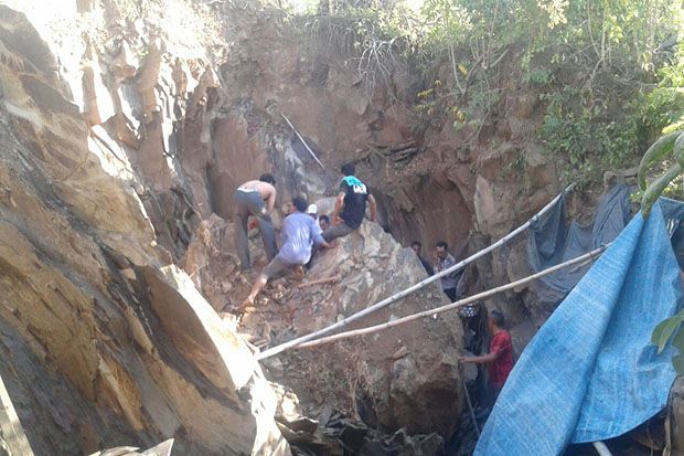 3 Penambang Batu Tertimbun...
