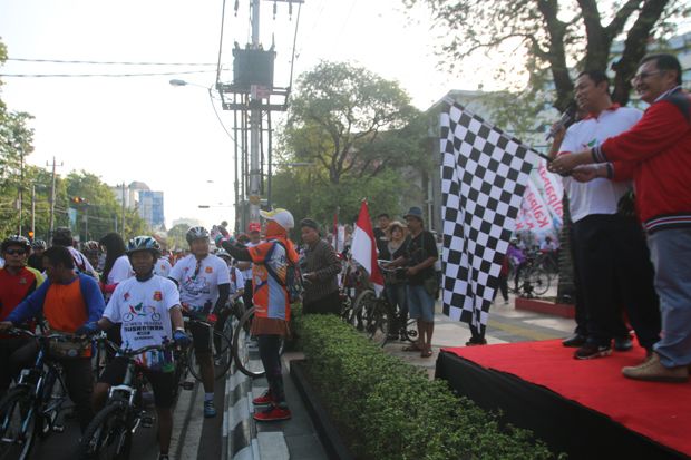 Pejabat dan Masyarakat...