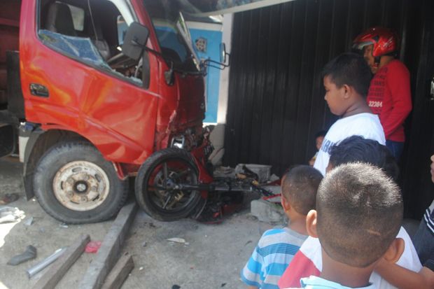 Truk Bermuatan Aspal...