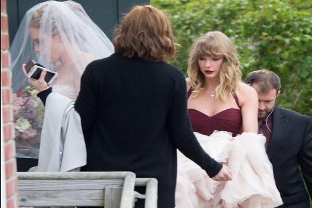 Taylor Swift Jadi Pengiring...