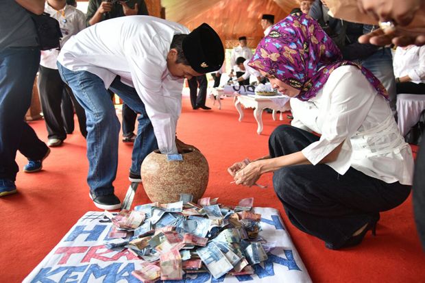 Bupati Dedi dan Pejabat...