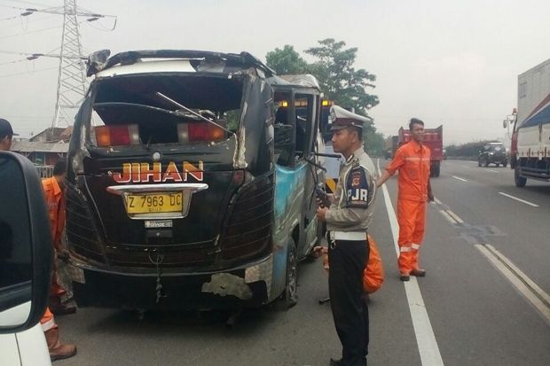 Mobil Elf Terbang Lewati...