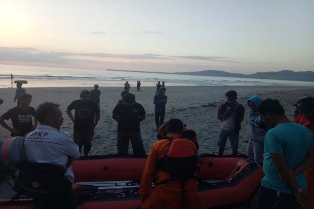Main di Pantai Taipa,...
