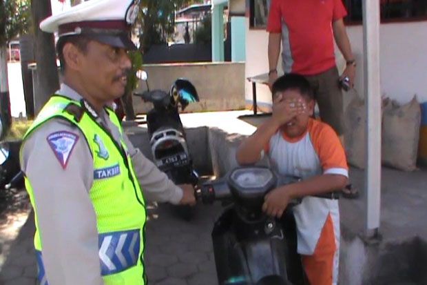 Kendarai Motor di Jalan...