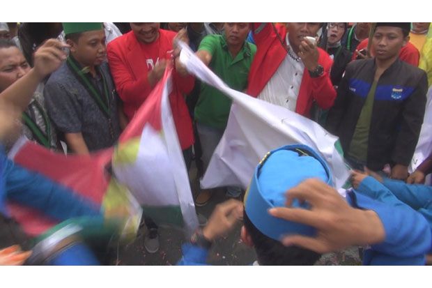 Mahasiswa Robek Bendera...