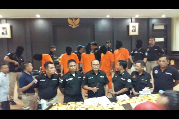 Polisi Bongkar Gudang...