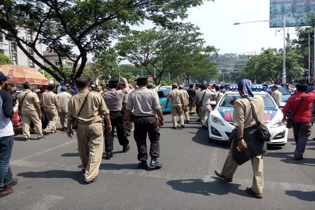 Demo Tuntut Penghapusan...