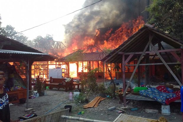 Bakar Sampah Dekat Kandang...