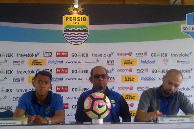 Lawan Semen Padang,...