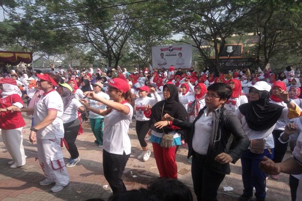 Ratusan Warga Ramaikan...