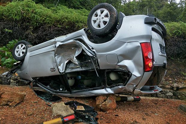 Pecah Ban, Avanza Terbalik...