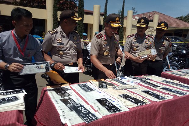 3 Anggota Sindikat Pemalsu...