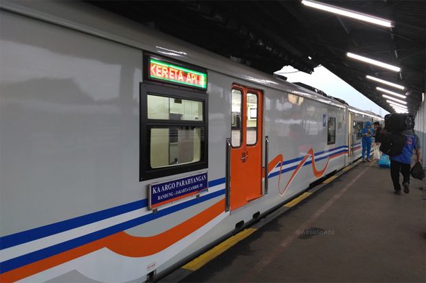 Tren Penumpang KA Bandung-Jakarta...