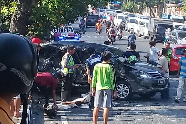 Tabrakan Beruntun di...