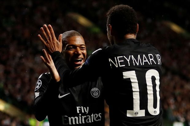 Neymar dan Mbappe Berikan...