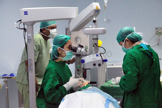 Erha Clinic Gelar Operasi...