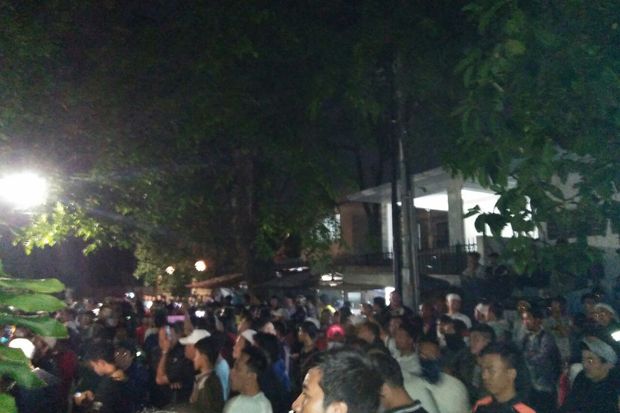 Kantor LBH Jakarta Digeruduk...