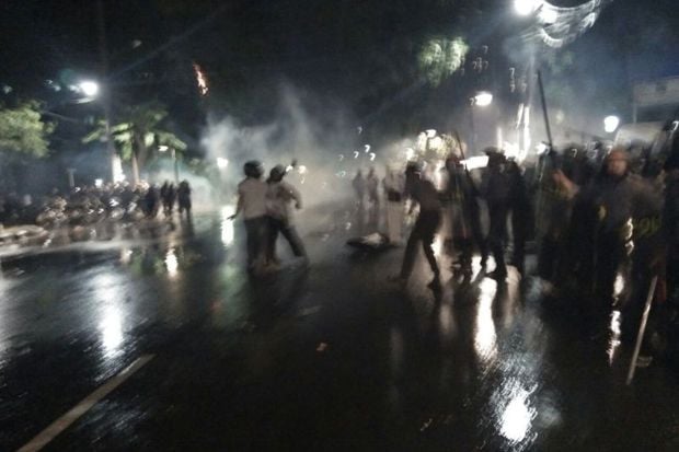 Polisi Pukul Mundur...